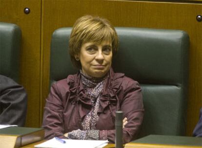 La consejera de Cultura y portavoz, Miren Azkarate, durante el pleno que debatió el lunes los dos dictámenes.