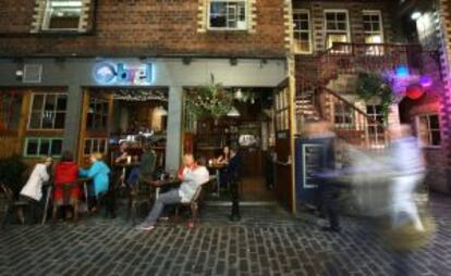 Terraza del bar Brel, en Glasgow.