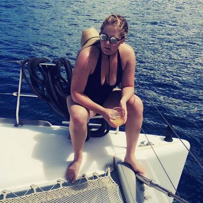 Las actrices Amy Schumer (en la imagen) y Kate Hudson se han ido juntas de vacaciones y han aprovechado para navegar en yate entre delfines, tomar el sol y hacer una barbacoa. Momentos que, como ya es habitual entre los famosos, no han dudado en compartir con sus seguidores en las redes sociales.