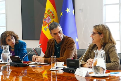 María Jesus Montero, Pedro Sánchez y Teresa Ribera, la pasada semana en el comité de emergencia creado tras la dana en Valencia.