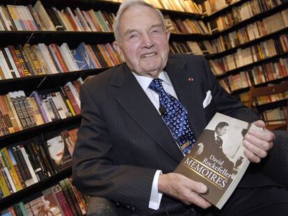 David Rockefeller, con su libro de memorias en 2006.