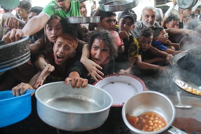 Niños palestinos esperaban una ración de comida de una organización de ayuda humanitaria, el 11 de septiembre en el norte de la franja de Gaza.