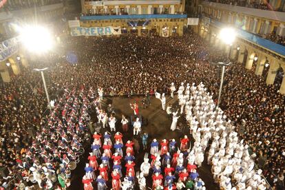 Acto de izada de la bandera de la ciudad de San Sebastián al ritmo de los tambores y barriles de las tamborradas donostiarras.