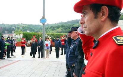 Acto de homenaje al 'ertzaina' Txema Agirre, a quien se dedica el nombre de la explanada del Guggenheim.