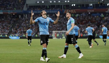 Cavani celebra segundo gol uruguaio com Giménez.