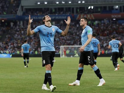 Cavani celebra segundo gol uruguaio com Giménez.