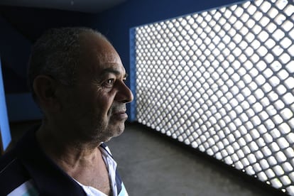 O paraibano Paulo Dionísio, 63 anos, viveu toda uma vida em São Paulo. Mas ao se aposentar, após 35 anos trabalhando como zelador de prédios, decidiu se mudar para Recife. Comprou um apartamento no Holiday, mas os problemas do prédio faz com que queira se mudar para o Maranhão. 
