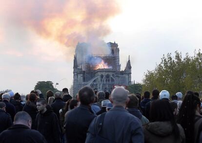 Una multitud observa l'incendi a la catedral.