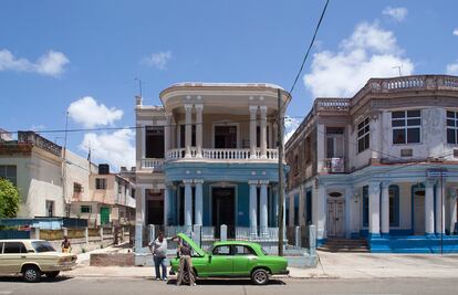 Dos hombres revisan el motor de un viejo turismo en La Habana, 2010.