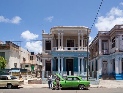 Dos hombres revisan el motor de un viejo turismo en La Habana, 2010.