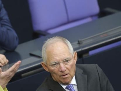 La canciller alemana, Angela Merkel  y su ministro de Finanzas, Wolfgang Schaeuble hablan en el Bundestag en Berl&iacute;n