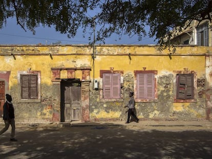 Casa baja del siglo XIX representativa de su tipo en una de las calles de Saint Louis. Los encuadres de las ventanas y puertas y los colores pastel se mantienen conformes al original, pero se han deteriorado por el paso del tiempo.