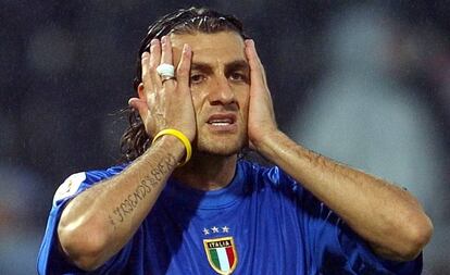 Vieri se lamenta tras la eliminación de Italia, con 5 puntos, en la fase de grupos de la Eurcopa 2004.