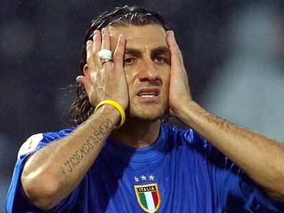 Vieri se lamenta tras la eliminaci&oacute;n de Italia, con 5 puntos, en la fase de grupos de la Eurcopa 2004.