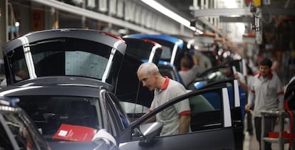 Trabajadores en la planta de Seat en Martorell.