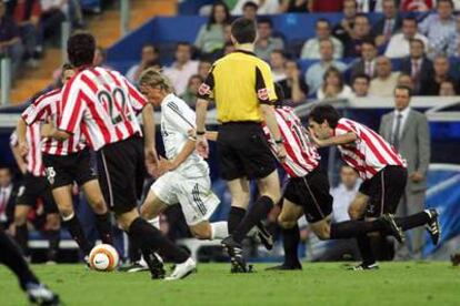 Guti se interna entre cuatro jugadores del Athletic