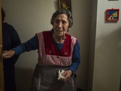 Carmen Martínez reacciona al ver a la policía en su vivienda.