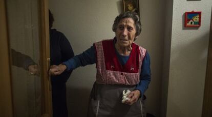 Carmen Martínez reacciona en veure la policia a casa seva.