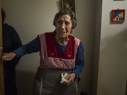 Carmen Martínez reacciona en veure la policia a casa seva.