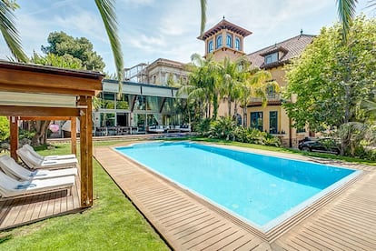 La casa del empresario José Mestre con la piscina en primer plano.