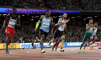 Makwala, Guliyev y Van Niekerk, al salir de la curva en la final de 200m