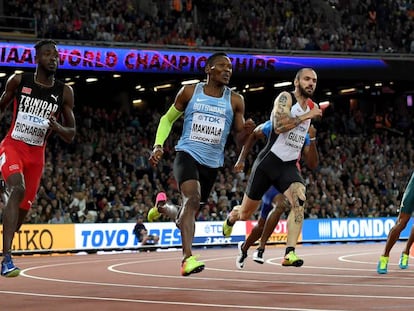 Makwala, Guliyev y Van Niekerk, al salir de la curva en la final de 200m