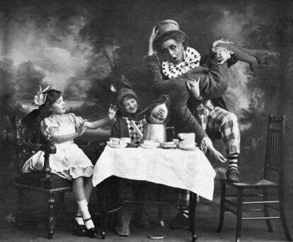 Hacia 1900 el Vaudeville Theatre escenifica la ceremonia del té de 'Alicia en el País de las Maravillas'.