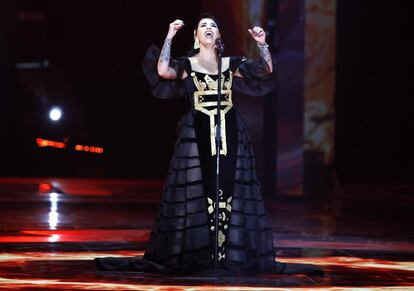 Jonida Maliqi, de Albania, canta 'Ktheju tokes'.