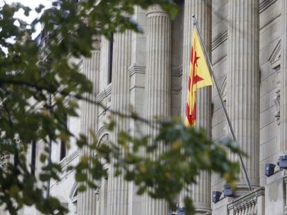 La bandera independentista catalana ondea en la fachada de la Diputación de Gipuzkoa.