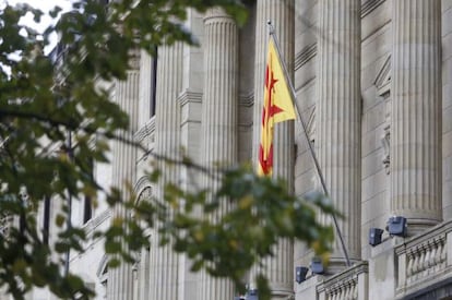 La bandera independentista catalana ondea en la fachada de la Diputación de Gipuzkoa.