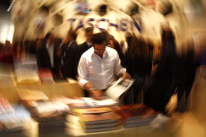 Un visitante hojea un libro en la pasada Feria de Fráncfort.