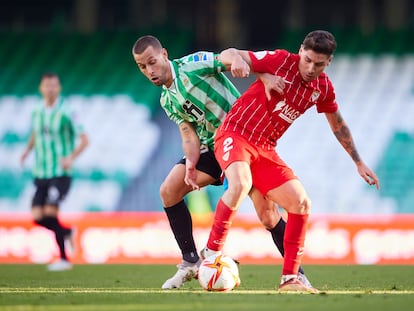 Montiel protege el balón ante el acoso de Canales en el derbi de la Copa del Rey de esta temporada.