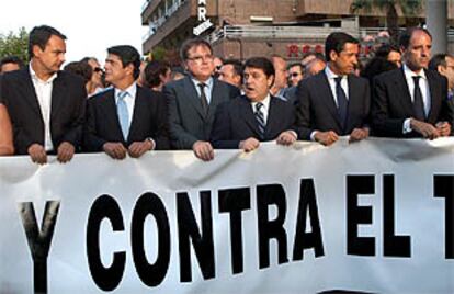 De izquierda a derecha: José Luis Rodríguez Zapatero, Federico Trillo, Francisco Conejero, José Luis Olivas y Eduardo Zaplana, en la manifestación contra el atentado de ETA celebrada anoche en Santa Pola (Alicante).