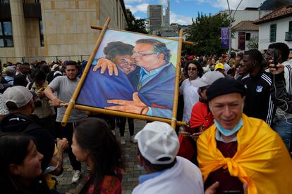 Los partidarios del nuevo presidente Gustavo Petro exhiben una pintura de él con la nueva vicepresidenta Francia Márquez.