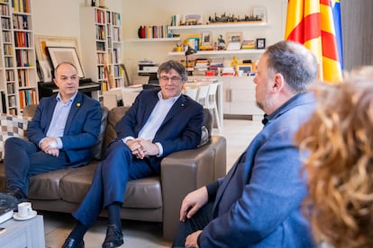 El secretario general de Junts, Jordi Turull; el presidente de Junts, Carles Puigdemont; el presidente de ERC, Oriol Junqueras, el pasado enero en Bélgica.