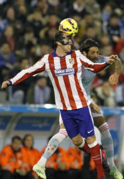 Godín, del Atlético, pelea un balón con el 'celeste' Larrivey.