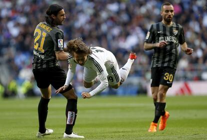 Modric recibe la falta de Sergio Sánchez.