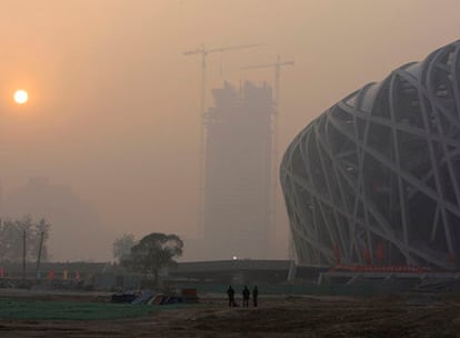 El alto nivel de contaminación en Pekín, que envuelve en una neblina el Estadio Olímpico,  es una de las grandes preocupaciones de los organizadores de los juegos del próximo agosto.