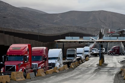 Tractores con remolque esperan en fila en el puerto de entrada de Otay Mesa, en Tijuana, el 27 de enero de 2025.