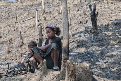 Una mujer llora junto a su hijo por el incendio que ha arrasado su tierra, en los Chittagong Hill Tracts. Las asociaciones sirven para hacer frente a estas catástrofes.