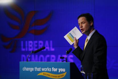 El líder liberal-demócrata, Nick Clegg, presenta en Londres el programa electoral de su partido.