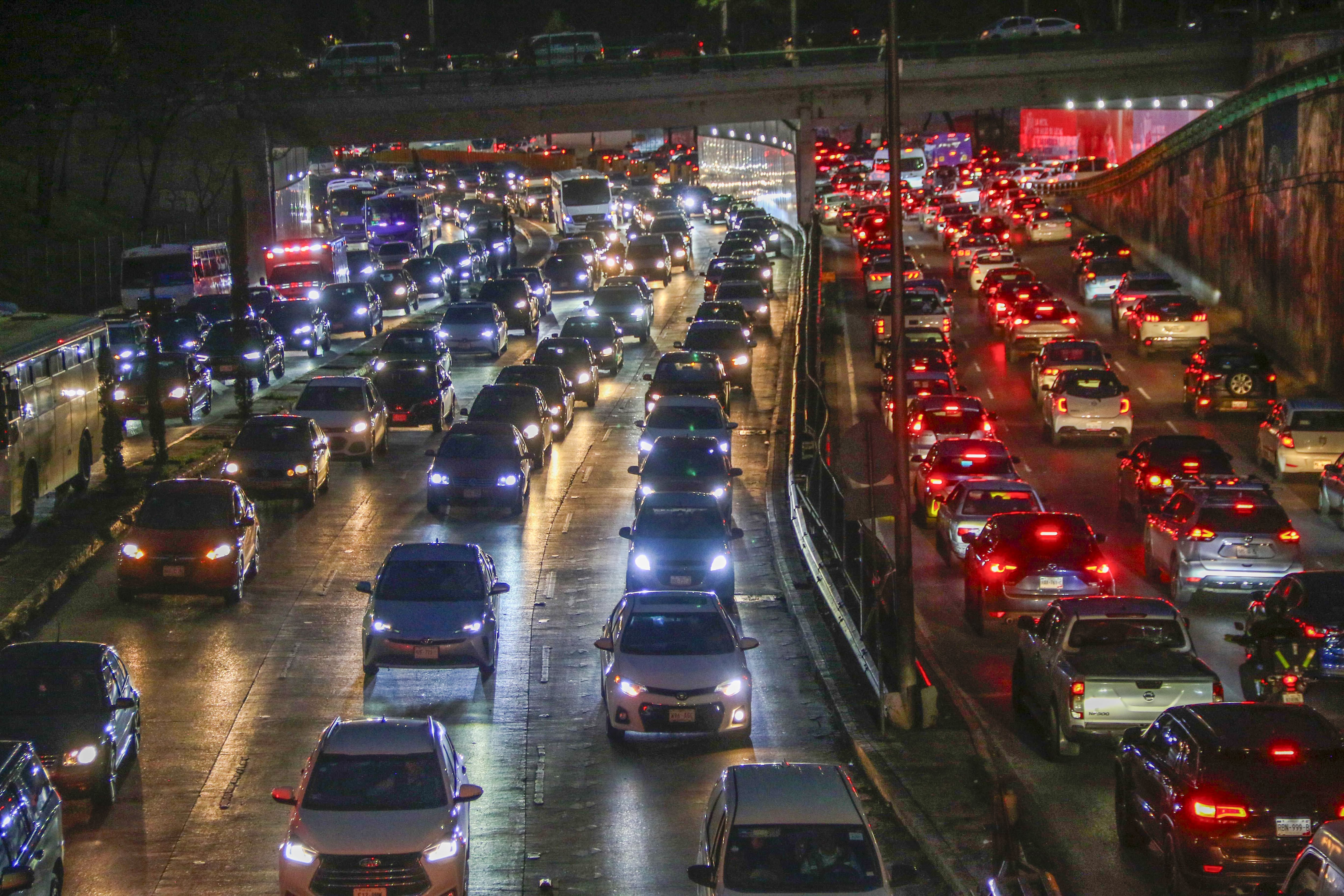Los mexicanos pierden 111 horas al año atrapados en el tráfico: este es el costo para sus vidas
