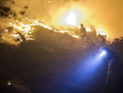 Brigadistas del Infoca, durante el incendio de B&eacute;dar.