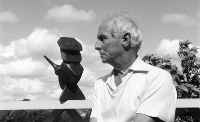 Max Ernst, en Francia alrededor de 1955.