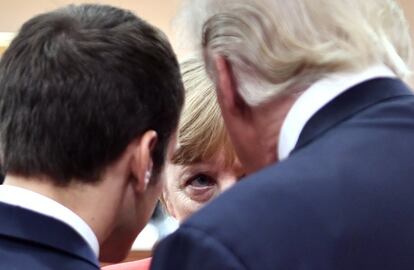  El presidente de Francia, Emmanuel Macron; la canciller alemana, Angela Merkel, y el presidente de Estados Unidos, Donald Trump, en la primera jornada  de la cumbre del G-20 en Hamburgo (Alemania), el 7 de julio de 2017.