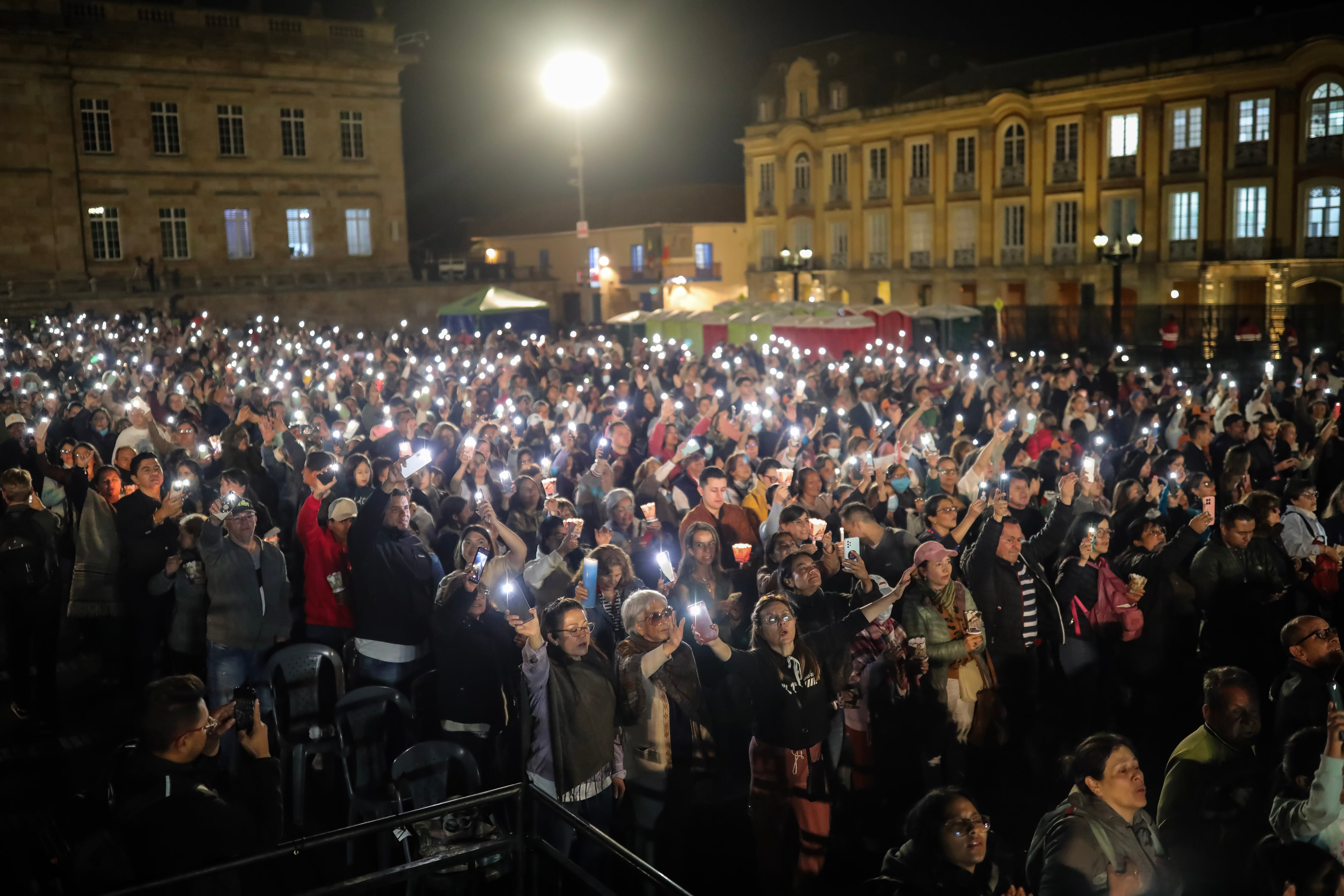 Comunidades religiosas participan en el homenaje a las victimas del terremoto, este viernes.
