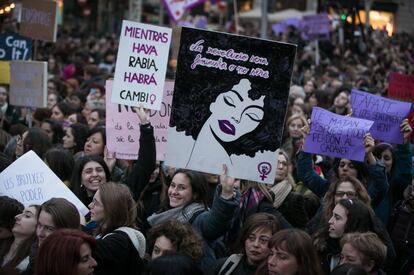 Manifestación en el Paseo de Gracia por la Huelga del 8 de marzo.
