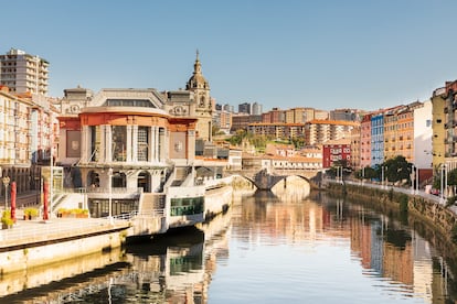 El mercado de La Ribera, junto al Casco Viejo de Bilbao, uno de los más grandes de abastos de Europa bajo techo.