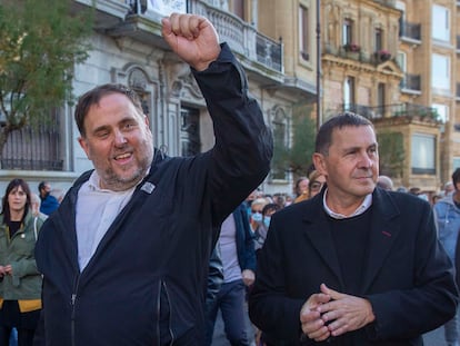 Los líderes de ERC y EH Bildu, Oriol Junqueras (izquierda) y Arnaldo Otegi, el 23 de octubre de 2021 en una manifestación en San Sebastián.