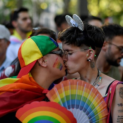 Una pareja se besa durante la Marcha del Orgullo en Madrid.